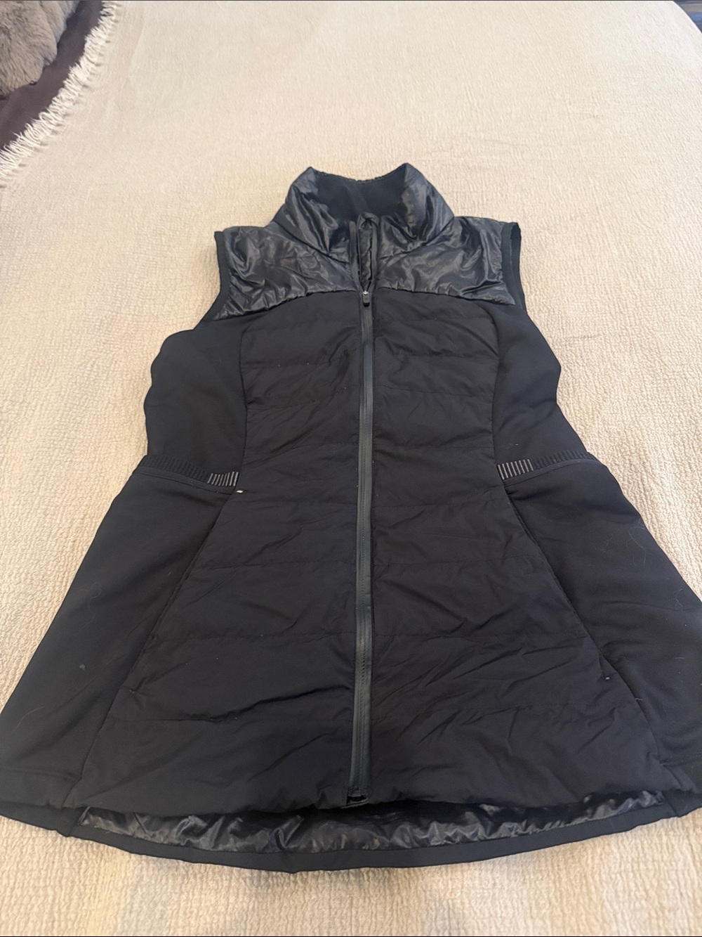 Lululemon Women’s fitted Black light weight running Vest size 8 .